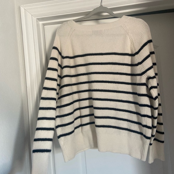 Old Navy Women's V-Neck Sweater - Picture 3 of 3